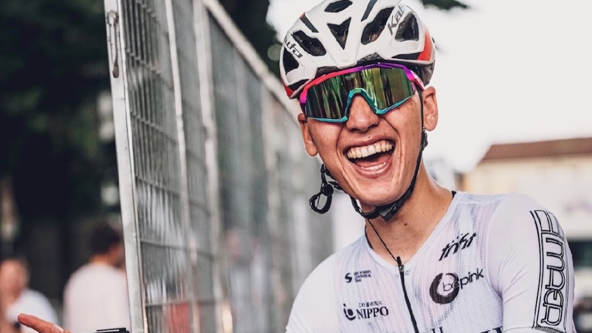 Ciclista afegã que se disfarçava de homem para treinar conquista a prata nos Jogos Asiáticos