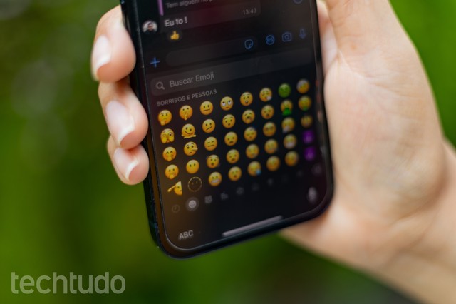 Rosto rachado, picles e meteoro: veja os 9 emojis novos que chegam em breve