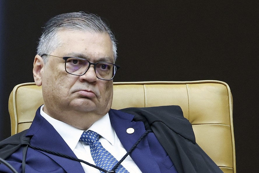 O plano de Flávio Bolsonaro para tirar de Dino as investigações sobre as emendas, se eleito