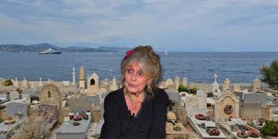 Brigitte Bardot em sua &uacute;ltima imagem na TV, em maio de 2025, e o Cemit&eacute;rio de Saint-Tropez ao fundo Foto: Reprodu&ccedil;&otilde;es