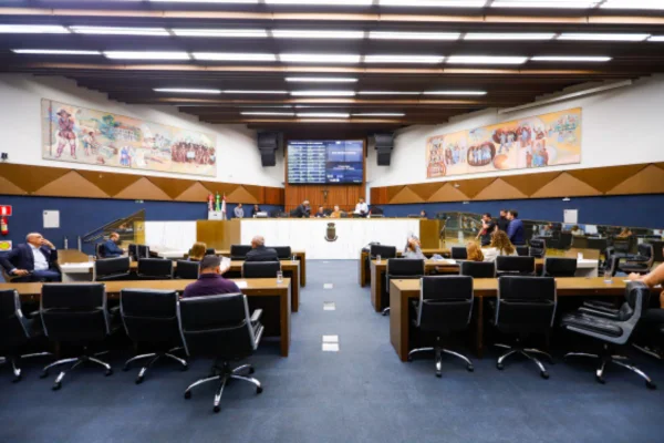Projeto que permite cancelas em ruas de BH avança na Câmara; MP questiona