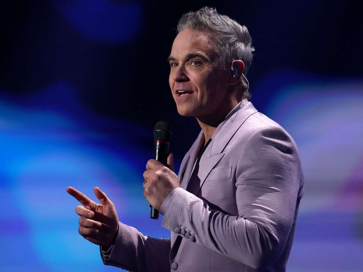 Show de Robbie Williams no Peru é cancelado e artista canta para fãs em frente a hotel