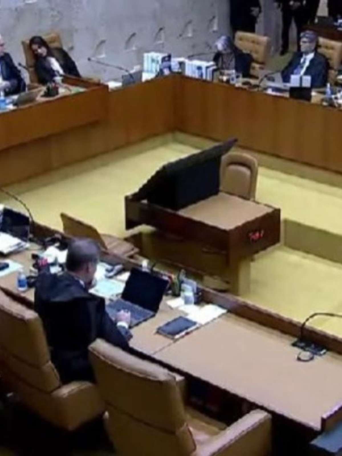 STF tem sessão presencial esvaziada um dia após bate-boca entre ministros em julgamento de Moraes