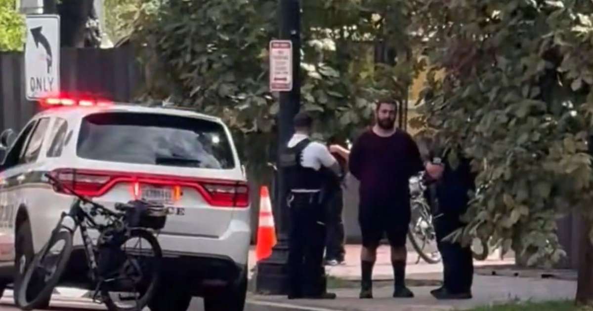 Homem é detido após invadir área da Casa Branca com carro e exigir falar com Trump