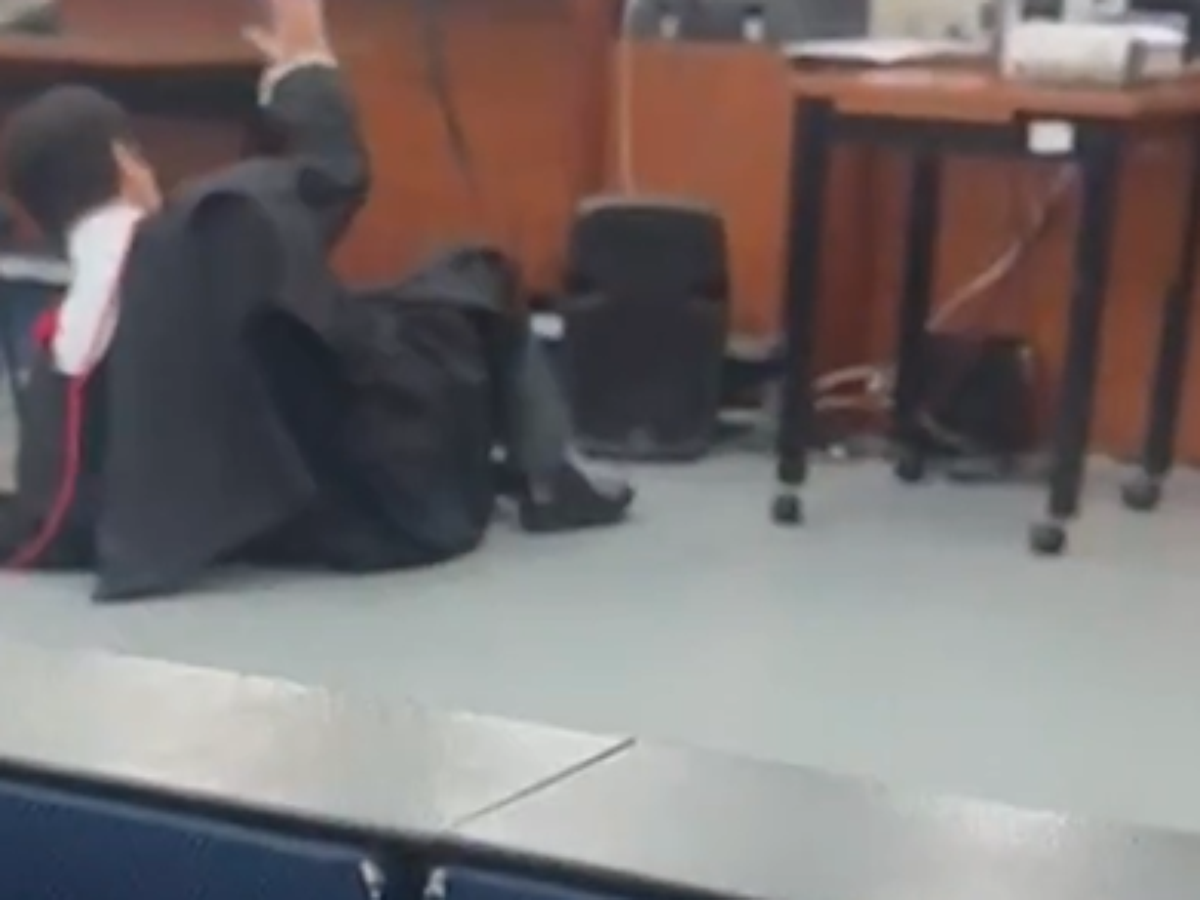 Tribunal do Júri é encerrado após promotor cair no chão e dizer ter sido empurrado por advogado em SP