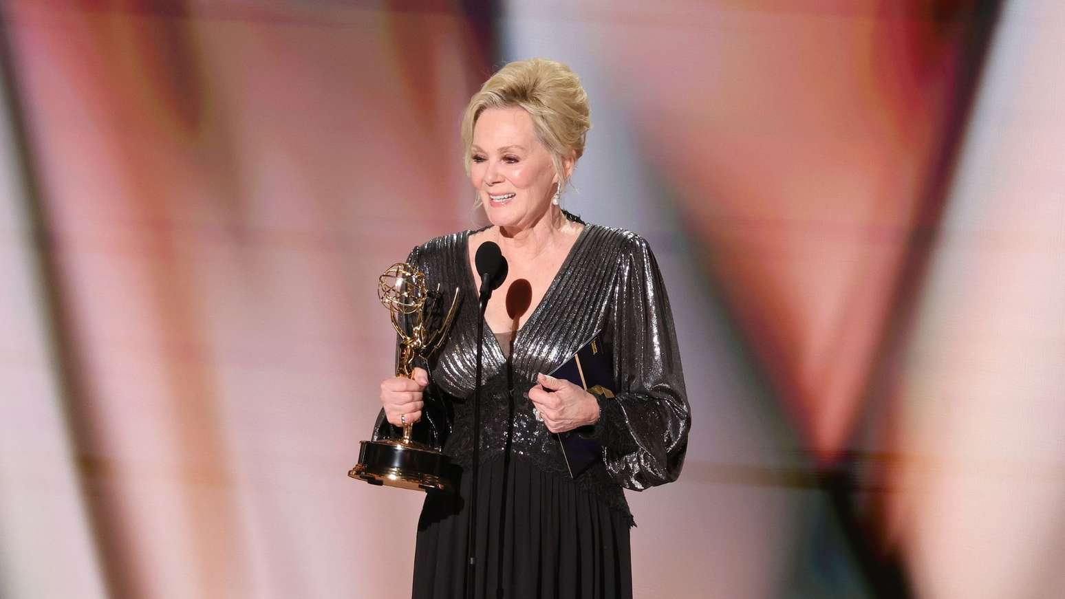 Jean Smart faz hist&oacute;ria no Emmy com quinto pr&ecirc;mio de Melhor Atriz por 'Hacks' (Chloe KernWireImage)