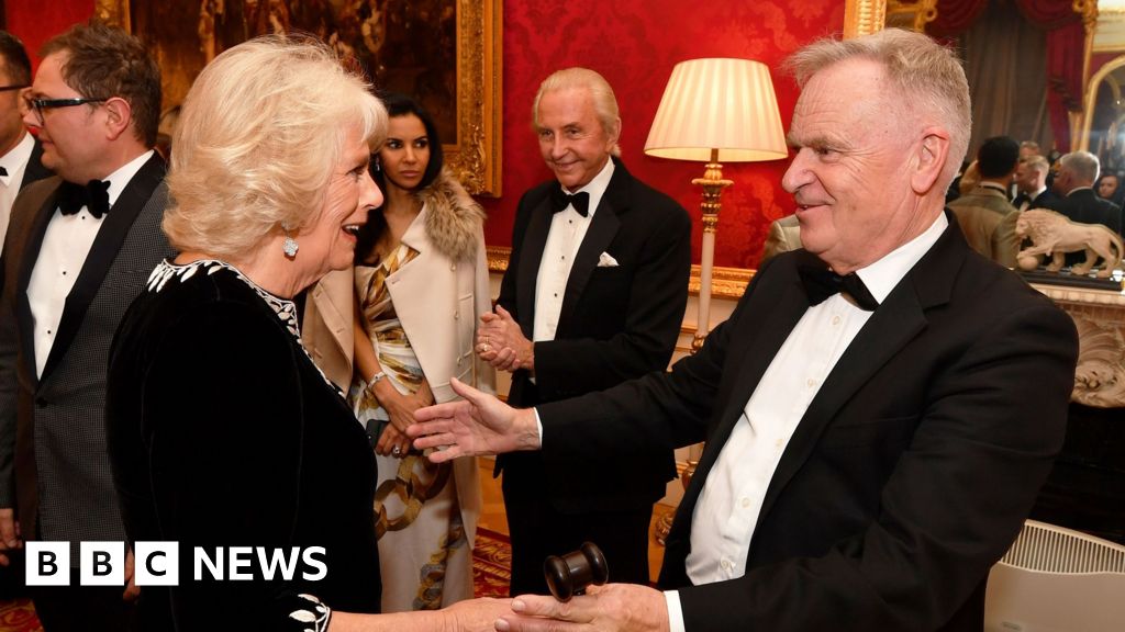 A Rainha presta homenagem ao 'irrepressível' Jeffrey Archer