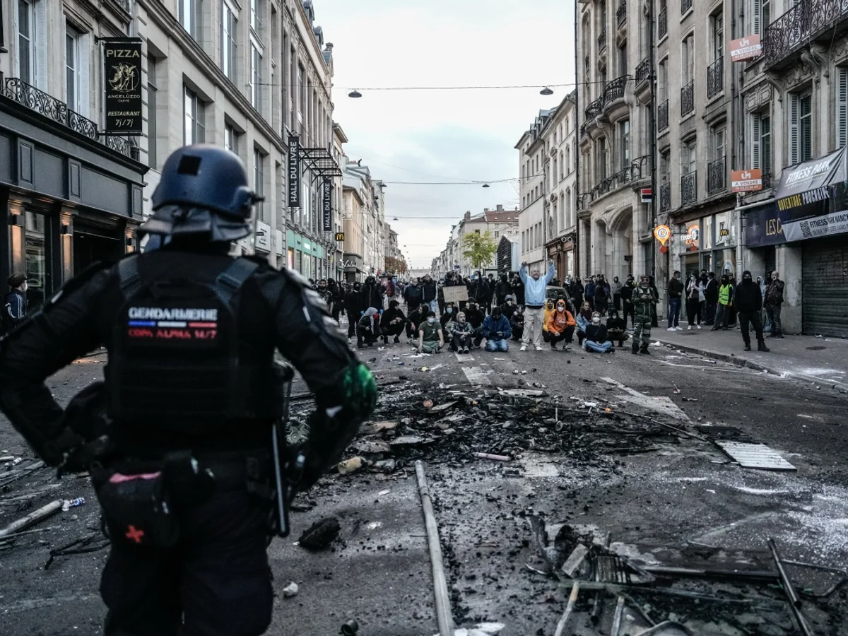 França: ministro da Justiça admite falhas após fim de semana de violência
