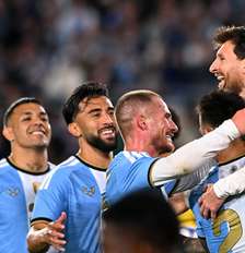 Companheiros de Messi o abraçaram após a seleção argentina vencer o Benin por 3 a 0 Foto: Reuters / BBC News Brasil