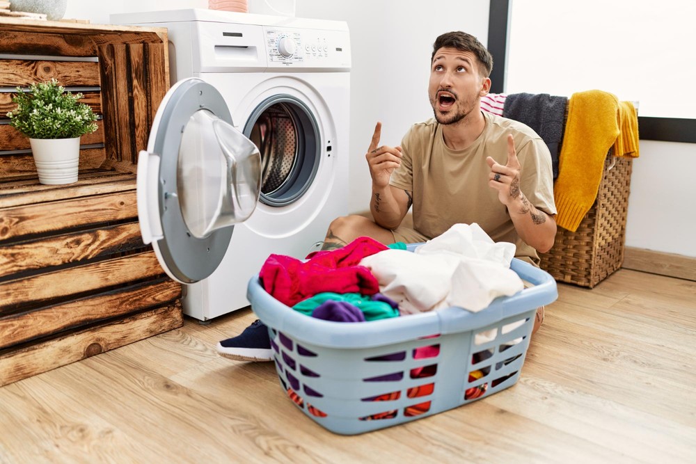 É preciso ter atenção ao colocar a roupa na máquina — Foto: Reprodução/Freepik (krakenimages.com)