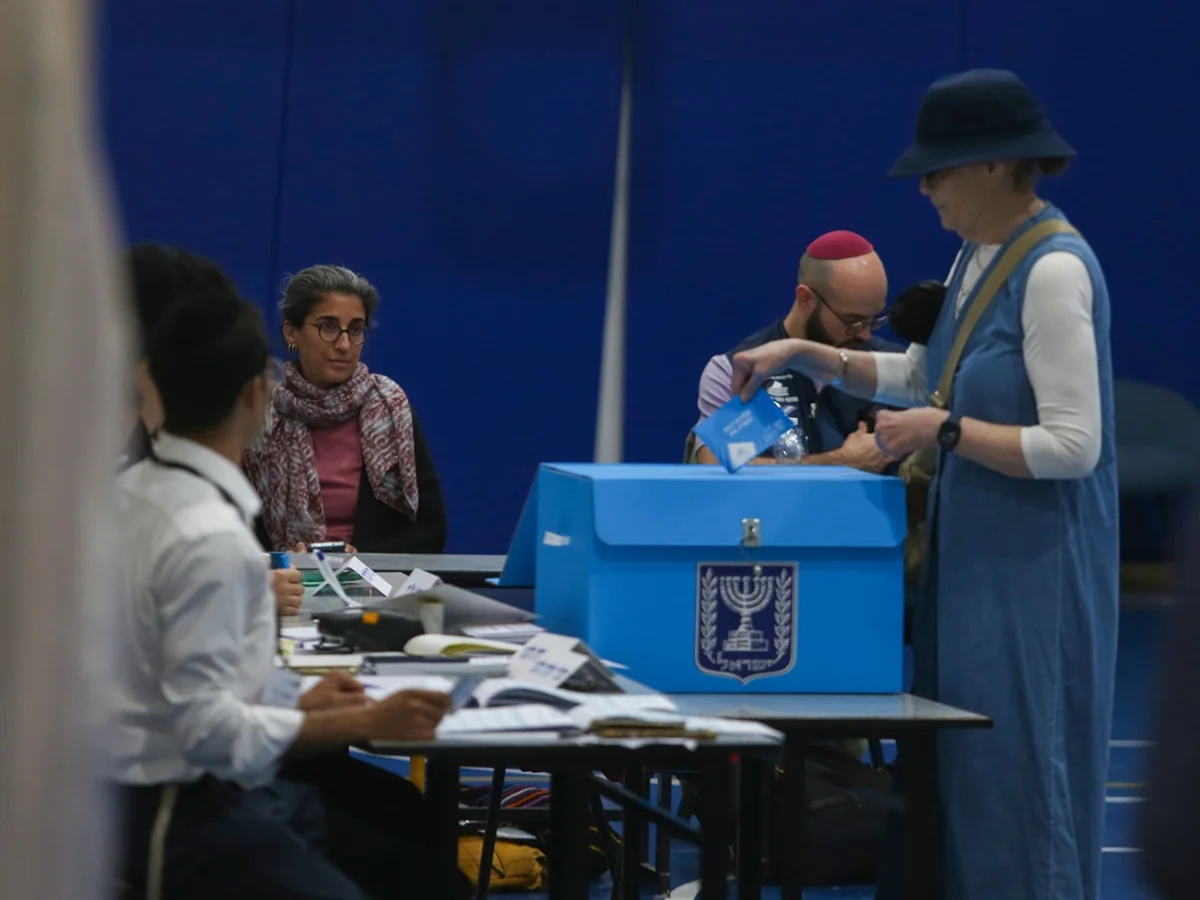 Israel vai às urnas em eleição acirrada entre Netanyahu e oposição