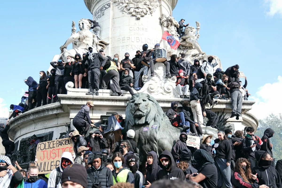 foto com cor. Protesto na França neste sábado (17/10) - metrópoles