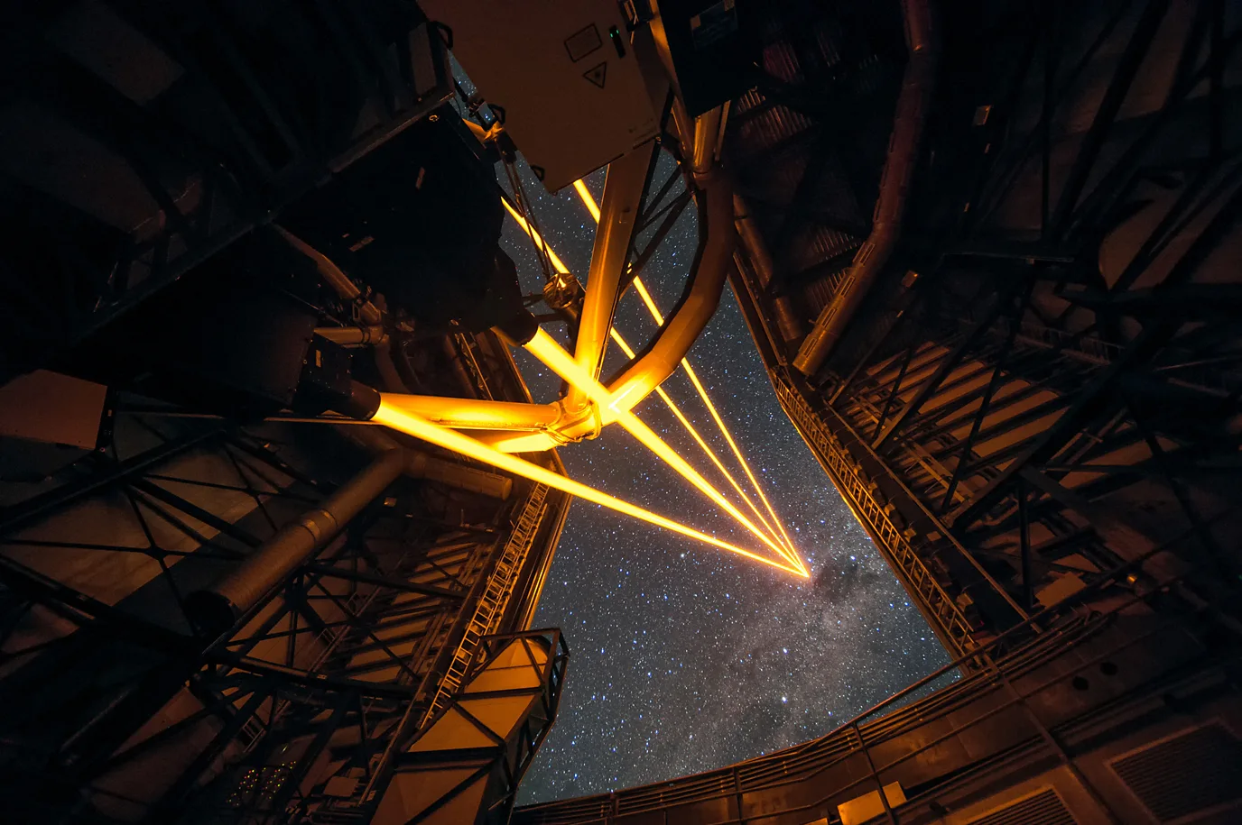 Laser disparado de telescópio no deserto do Atacama