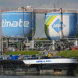 Ein Tanker hat an einer Ölraffinerie in Gelsenkirchen angelegt.