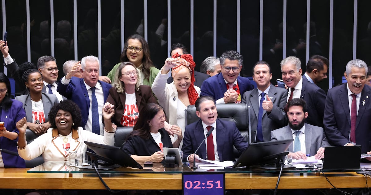 Dezesseis dos 19 deputados que votaram contra o fim da escala 6x1 se reelegeram para o Congresso