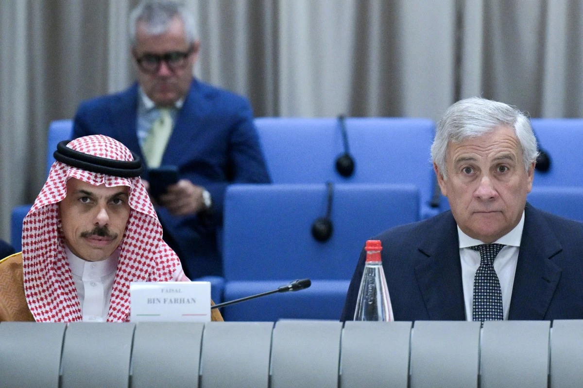 Deputado do Partido Trabalhista questiona a falha em proibir os Houthis após ataques mortais ao aeroporto saudita