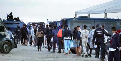 A pol&iacute;cia espanhola organiza a remo&ccedil;&atilde;o de migrantes do acampamento provis&oacute;rio de El Guano, pr&oacute;ximo &agrave; praia de Trampolin, no enclave espanhol de Ceuta, no norte da &Aacute;frica, em 11 de outubro de 2026. Foto: AFP - THOMAS COEX / RFI