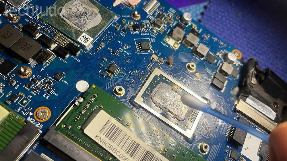 Com uma haste de algodão imbuida de álcool isopropílico, basta limpar a pasta ressecada — Foto: Gabriel Mattos/TechTudo