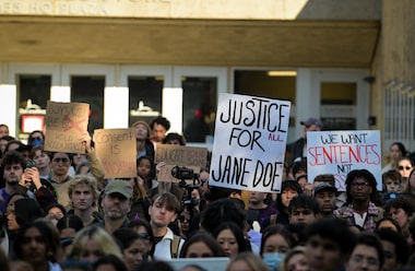 Protesto reúne milhares de estudantes na Universidade Cornell após denúncias de agressão sexual