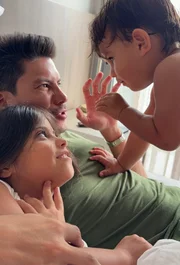Arthur Aguiar posa com os dois filhos, Sophia e Gabriel