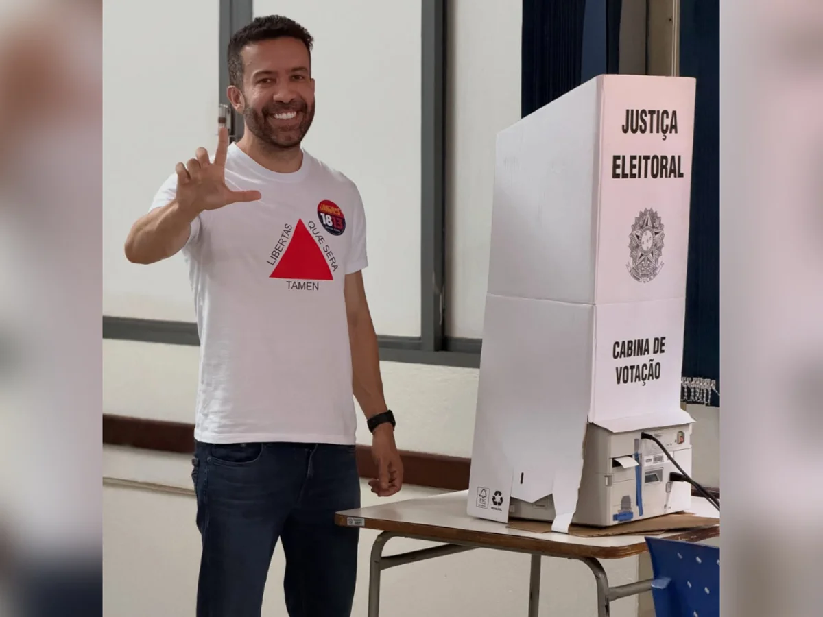 Janones celebra reeleição a deputado "sem campanha"