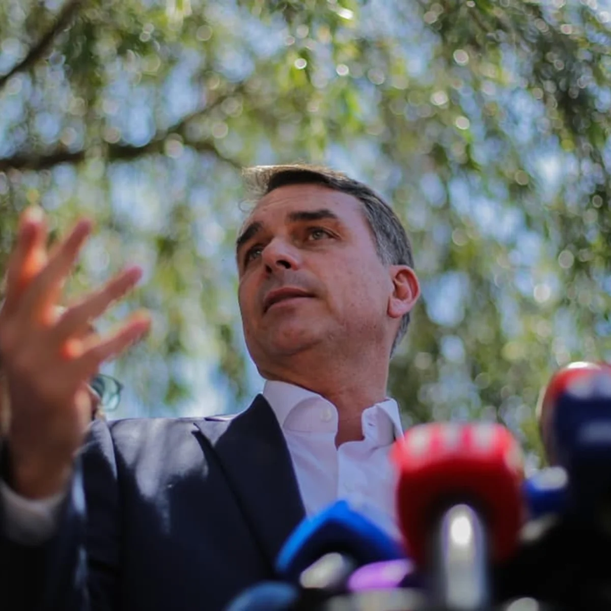 Flávio nega corte na aposentadoria e diz que fará ajuste acima da inflação