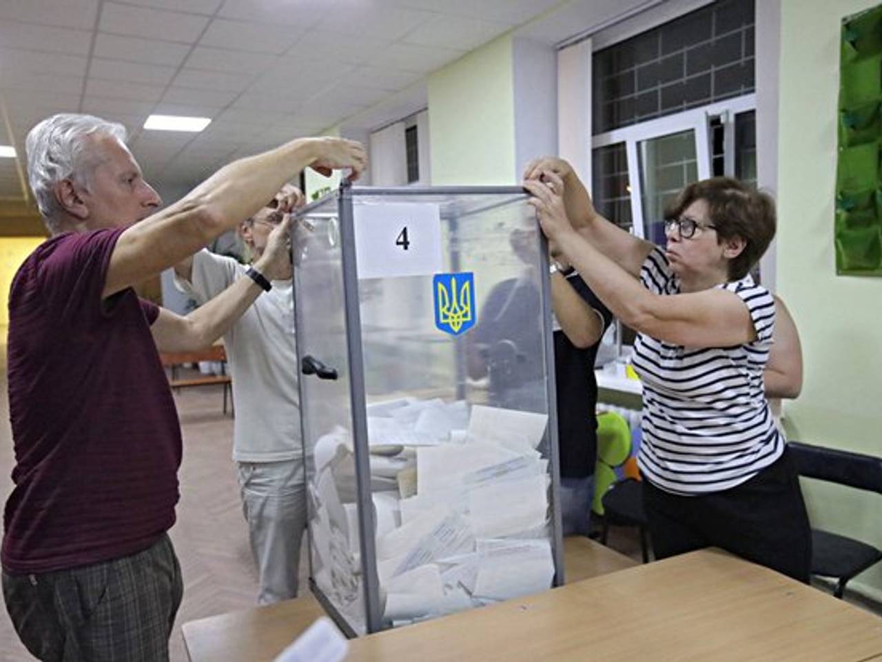 Um ex-espião revelou o plano astuto de Zelensky após a declaração chocante sobre as eleições