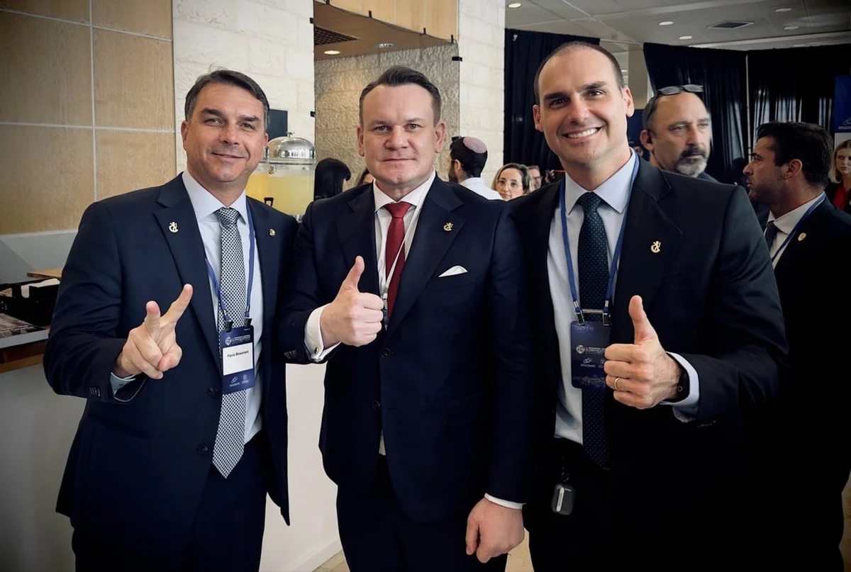 Imagem colorida mostra deputado polonês e Flavio Bolsonaro - Metrópoles