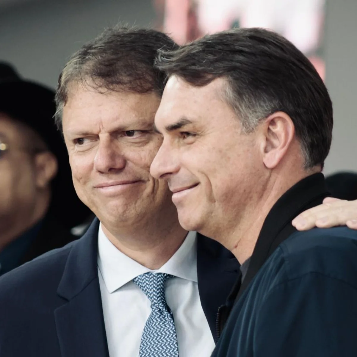 Tarcísio diz "estar pronto" para ajudar Flávio com nomes no governo federal