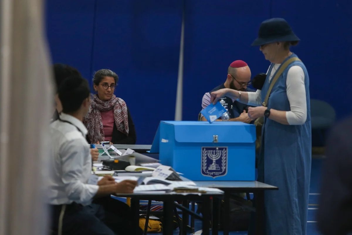 Eleitores votam em uma seção eleitoral nesta terça-feira, durante o início das eleições parlamentares em Israel