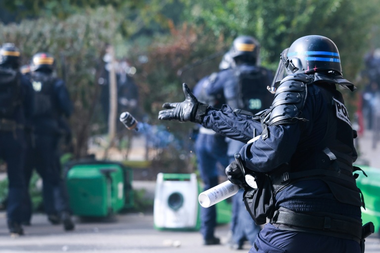 França suspende o uso de granadas de estilingue em protestos de estudantes antes do discurso do primeiro-ministro