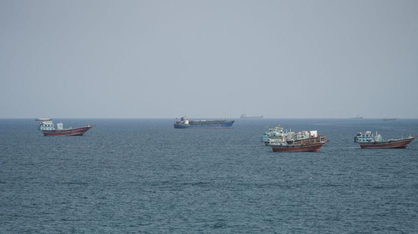 11 indianos feridos após projétil atingir navio com bandeira do Panamá no Estreito de Ormuz