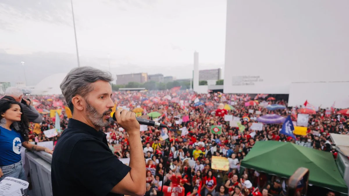 Grass sobre ato de estudantes no Museu da República: "Em defesa do Brasil"