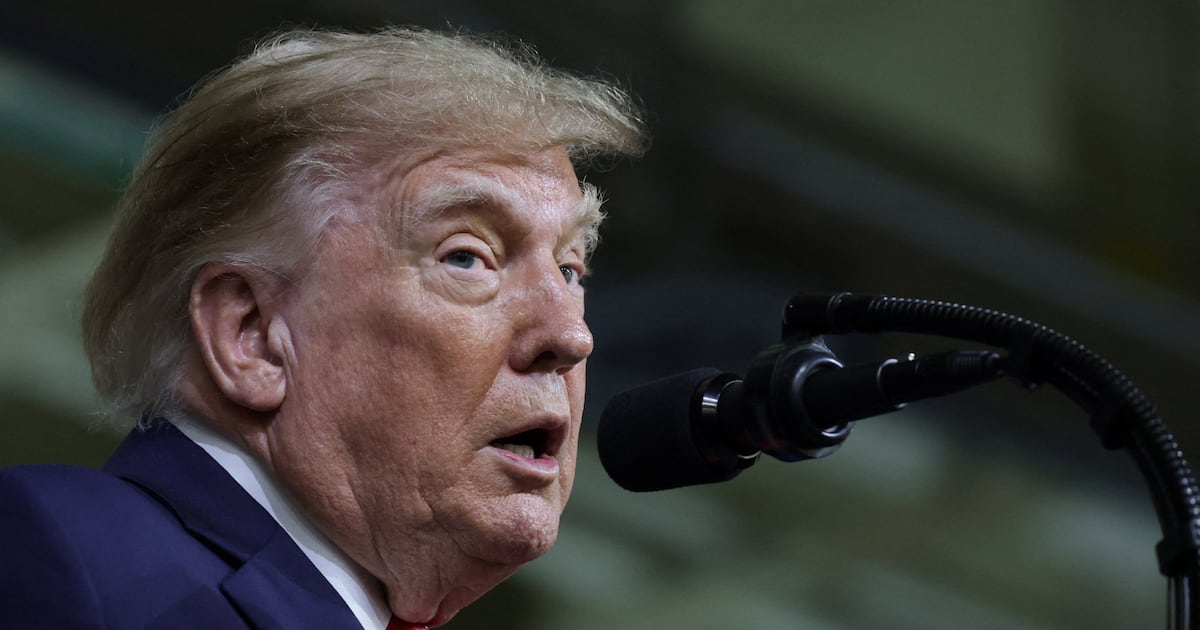 Trump defende alívio de sanções à Rússia e acusa Zelensky de prejudicar oferta de diesel