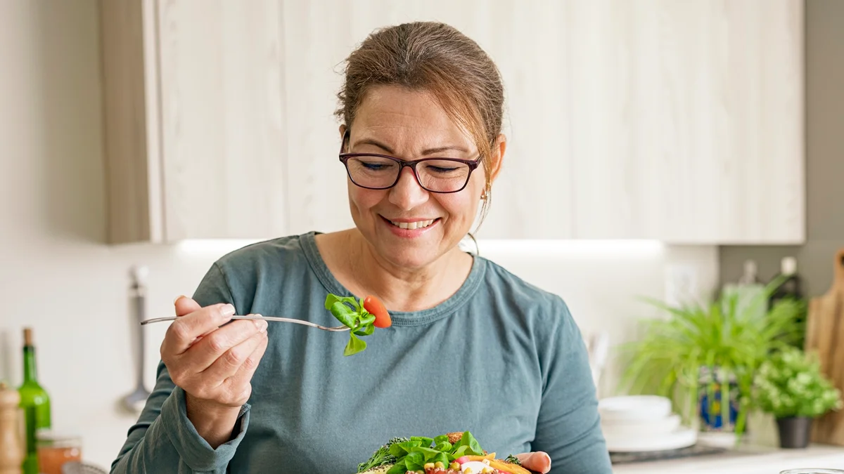 O que comer após os 50 anos para ajudar na longevidade, segundo nutri