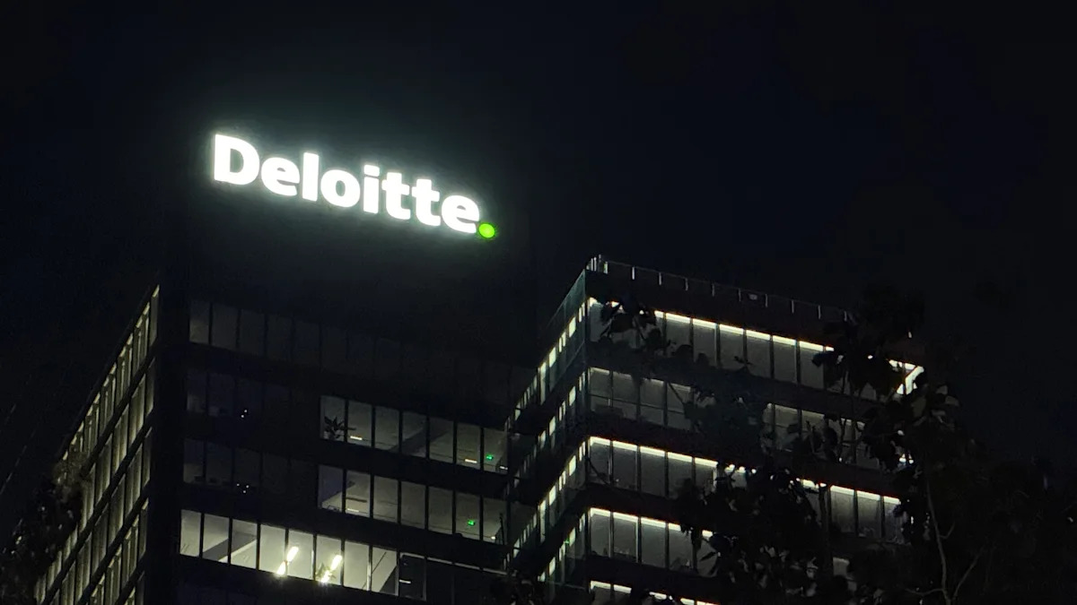 Em Chipre, documentos vazados da Deloitte rastreiam como os ativos de Abramovich desapareceram antes que as contas públicas fossem apresentadas