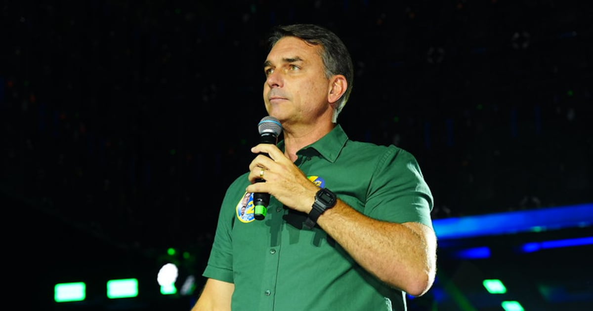 Com resultado da eleição, Flávio Bolsonaro ficará sem cargo político pela primeira vez em 24 anos