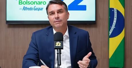 Flávio Bolsonaro reproduz vídeo de apoio de Cury e diz que ideias dos dois são parecidas