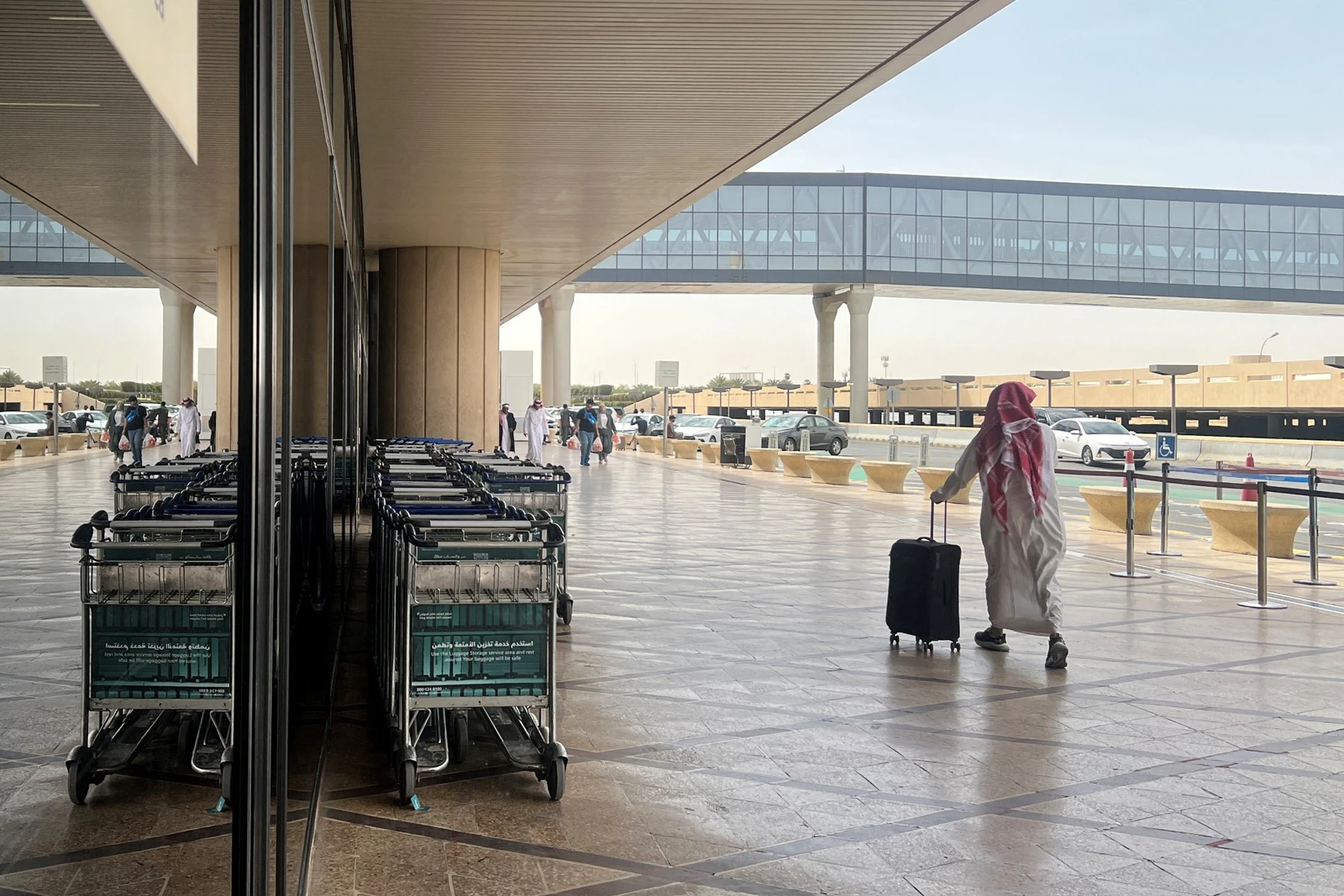 Residentes resilientes de Riade retornam do exterior em meio ao fechamento dos aeroportos