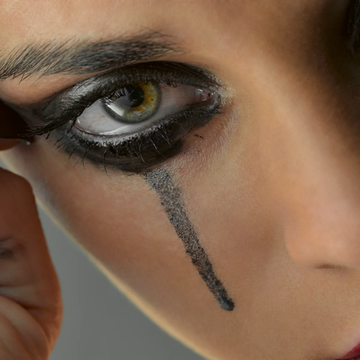 Halloween: maquiador ensina a fazer lágrimas pretas com apenas um produto