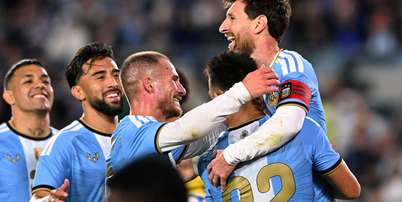 Companheiros de Messi o abra&ccedil;aram ap&oacute;s a sele&ccedil;&atilde;o argentina vencer o Benin por 3 a 0 Foto: Reuters / BBC News Brasil