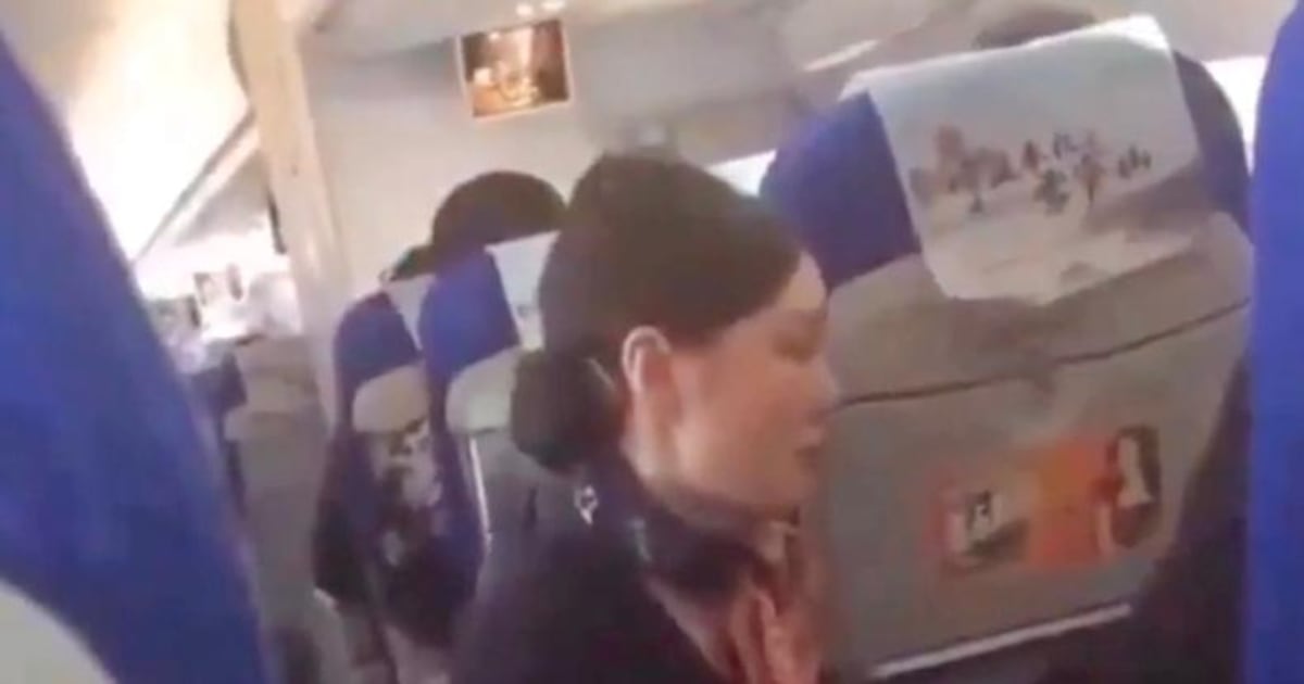 Passageiro que ameaçou chutar comissária é banido de voar por companhia aérea