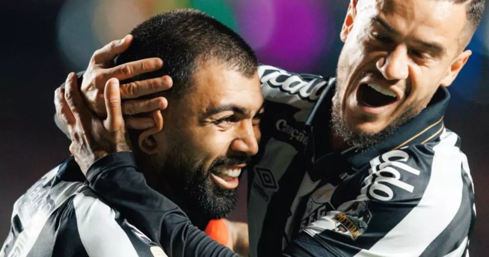 Gabigol. 23 gols nesta temporada. Coutinho comemora o segundo gol do atacante, na virada santista Divulgação/Santos