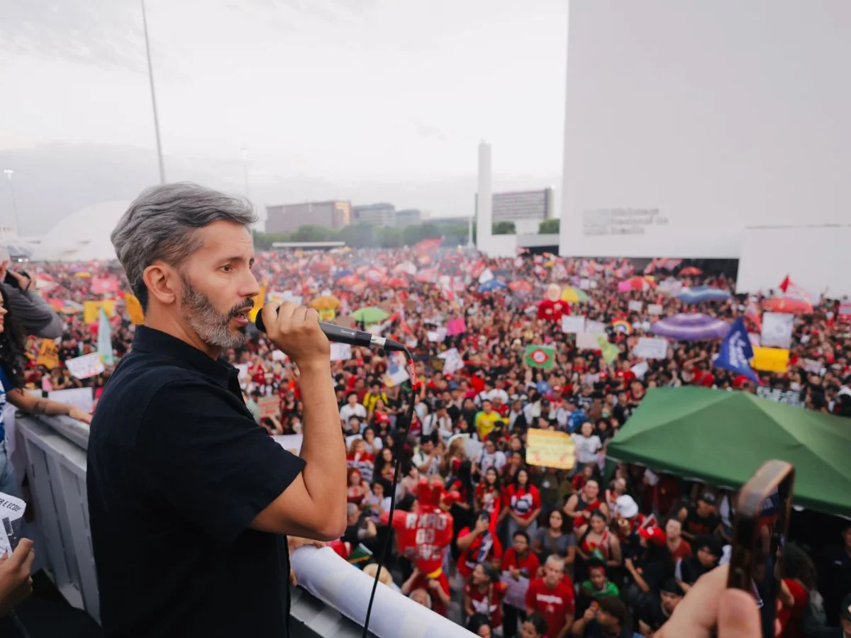 Grass sobre ato de estudantes no Museu da República: "Em defesa do Brasil"
