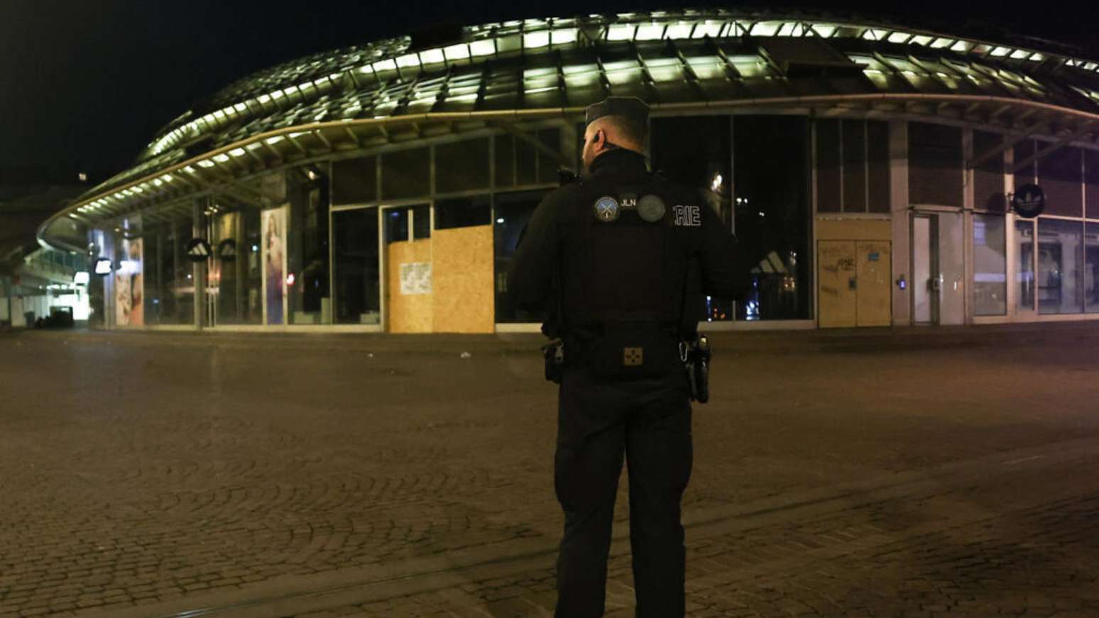 Policial vigia regi&atilde;o do F&oacute;rum des Halles, no centro de Paris, durante a segunda noite de toque de recolher, em 20 de outubro de 2026.
