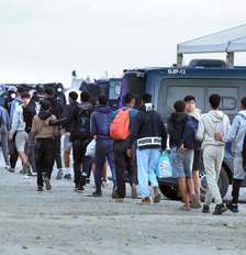 A polícia espanhola organiza a remoção de migrantes do acampamento provisório de El Guano, próximo à praia de Trampolin, no enclave espanhol de Ceuta, no norte da África, em 11 de outubro de 2026. Foto: AFP - THOMAS COEX / RFI