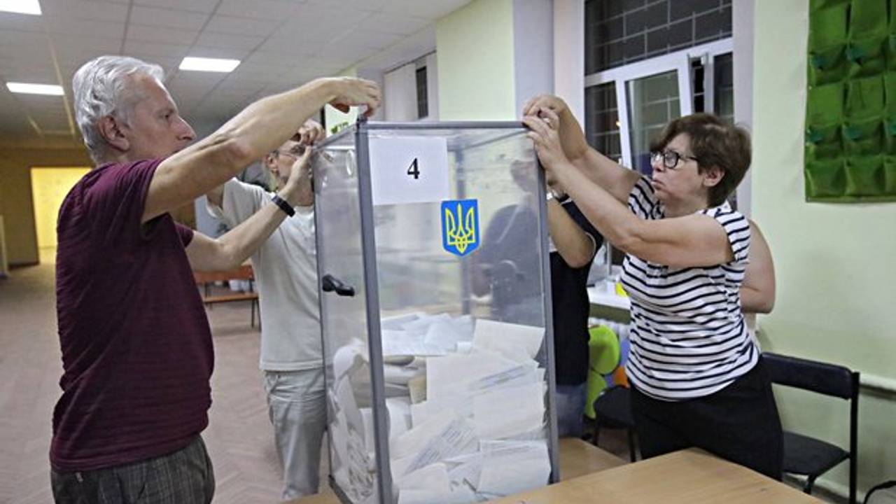 Um ex-espião revelou o plano astuto de Zelensky após a declaração chocante sobre as eleições