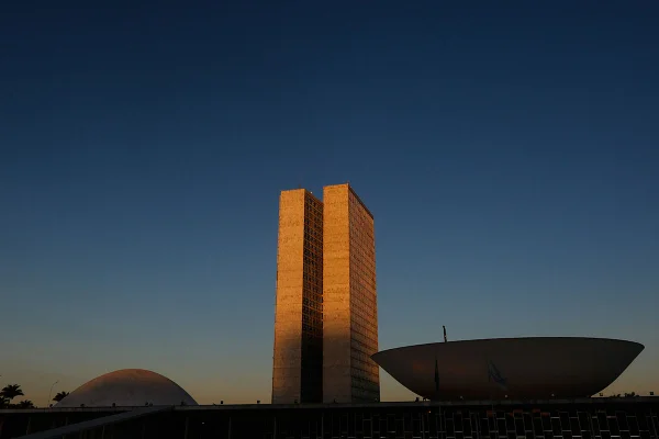 Após derrota nas urnas, 168 deputados e 21 senadores ficam sem mandato
