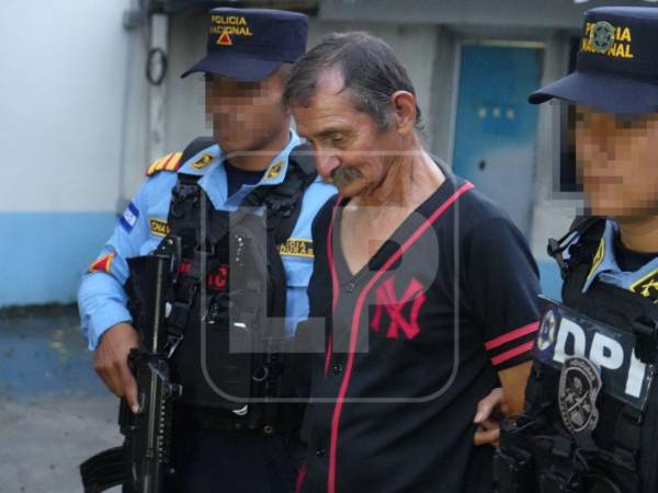 Policía lleva a Marco Antonio Ávila Castellanos a los juzgados sampedranos.