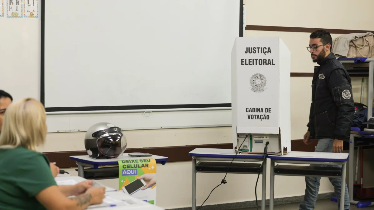 Cola, óculos e celular: o que pode e o que não pode na cabine de votação